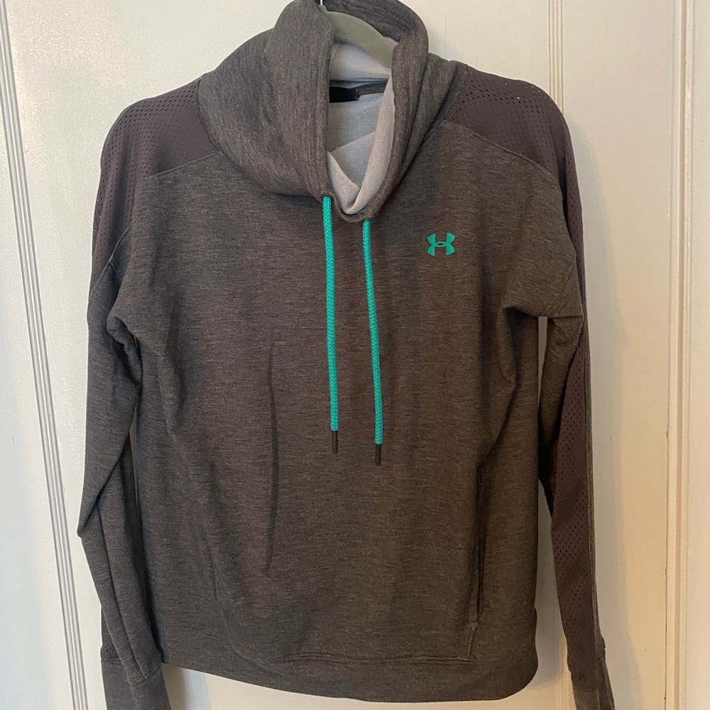 Like-New women’s Under Armour sweatshirt.